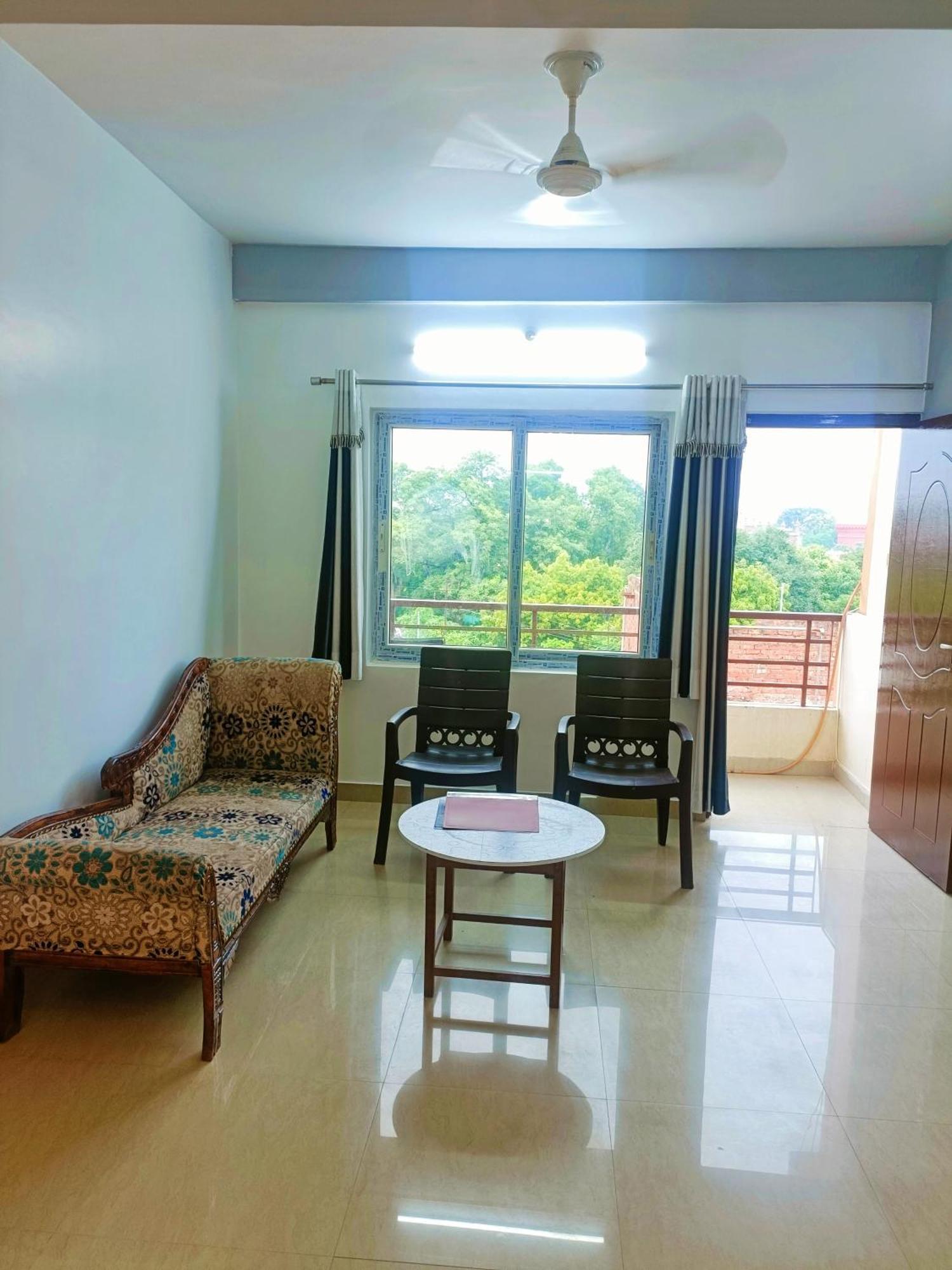 Pretty Garden View Apartment 3Bhk Furnished Flat Near Kashi Vishwanath Temple พาราณสี ภายนอก รูปภาพ