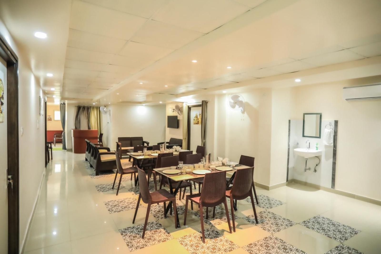 Pretty Garden View Apartment 3Bhk Furnished Flat Near Kashi Vishwanath Temple พาราณสี ภายนอก รูปภาพ