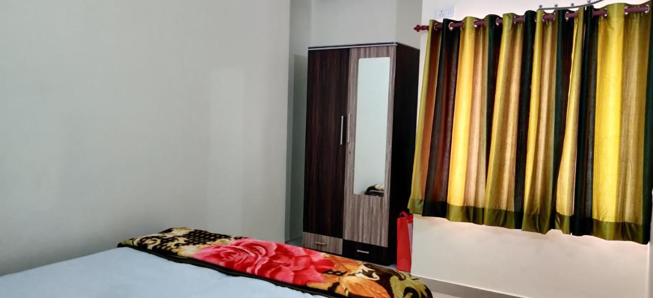 Pretty Garden View Apartment 3Bhk Furnished Flat Near Kashi Vishwanath Temple พาราณสี ภายนอก รูปภาพ